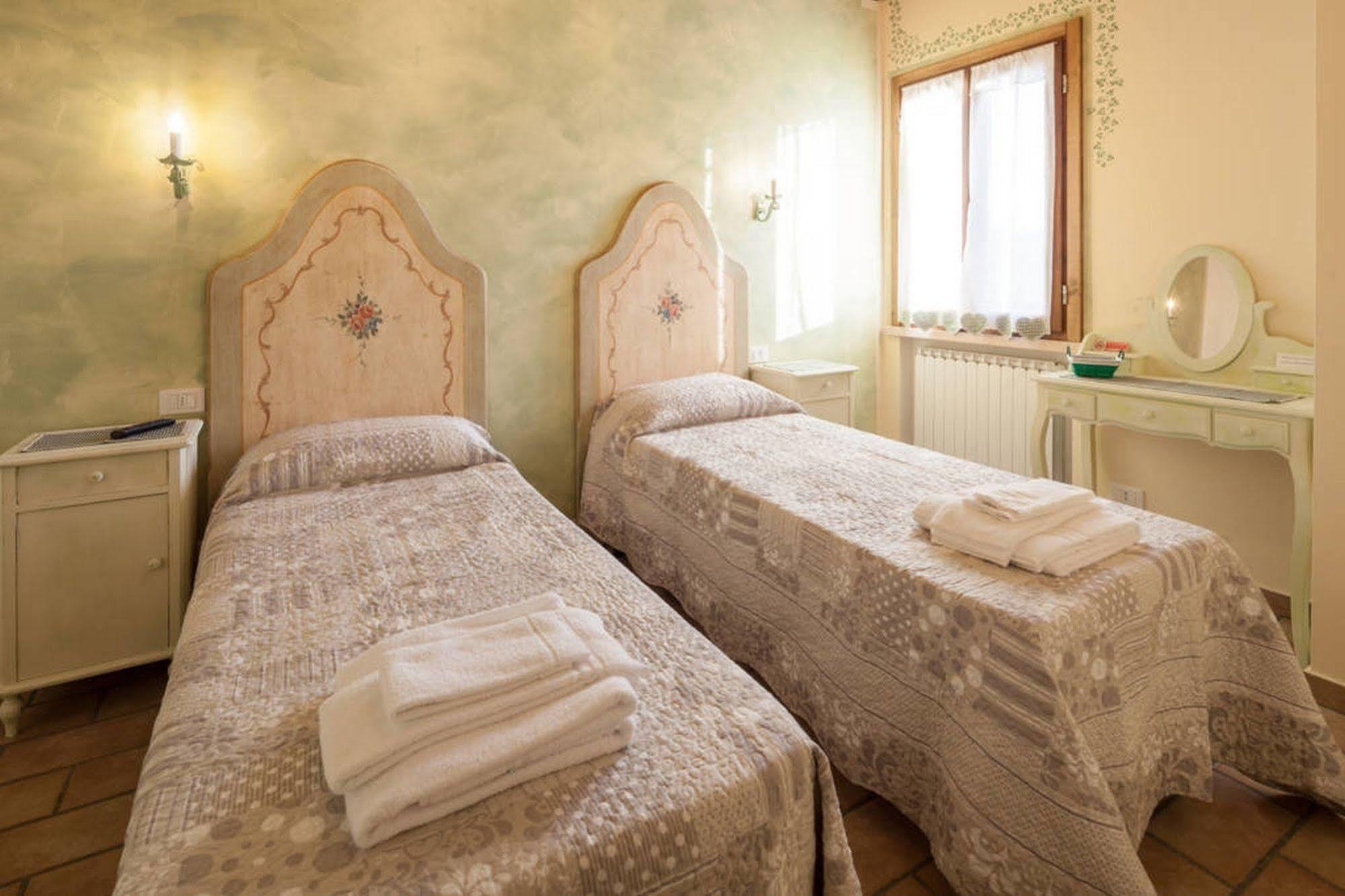 La Casa Delle Rondini Bed & Breakfast Roncoferraro Eksteriør bilde