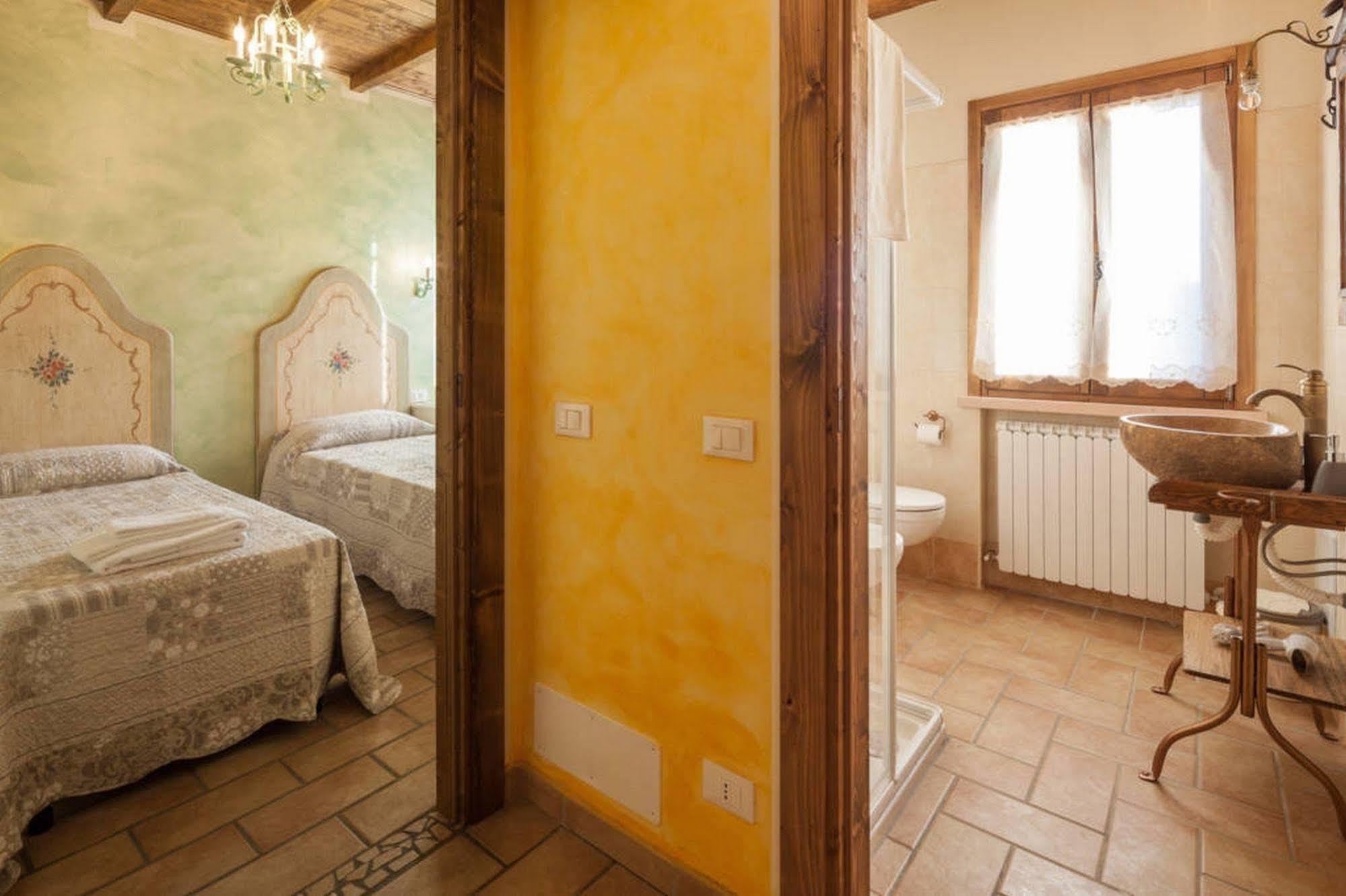 La Casa Delle Rondini Bed & Breakfast Roncoferraro Eksteriør bilde