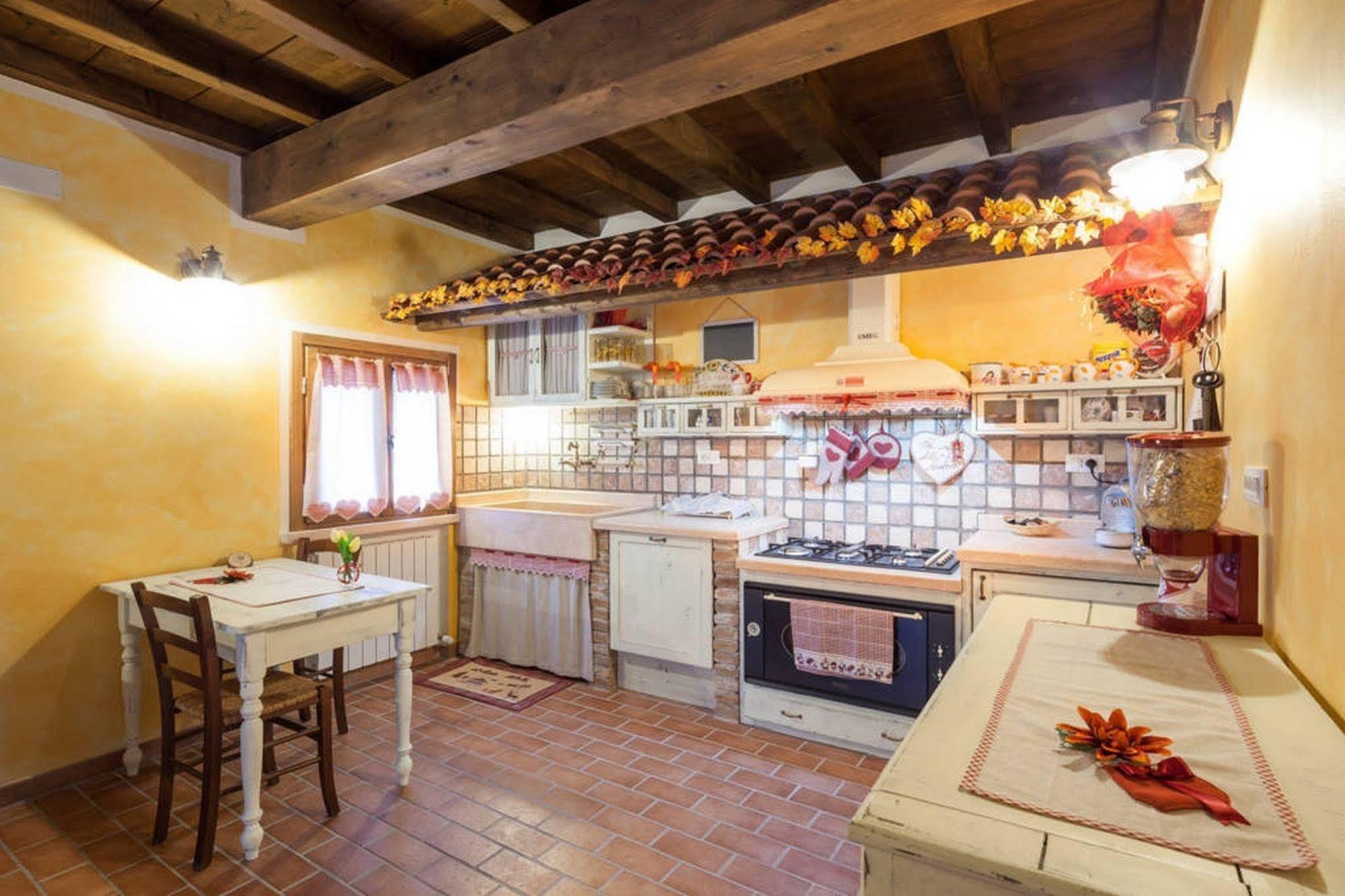 La Casa Delle Rondini Bed & Breakfast Roncoferraro Eksteriør bilde
