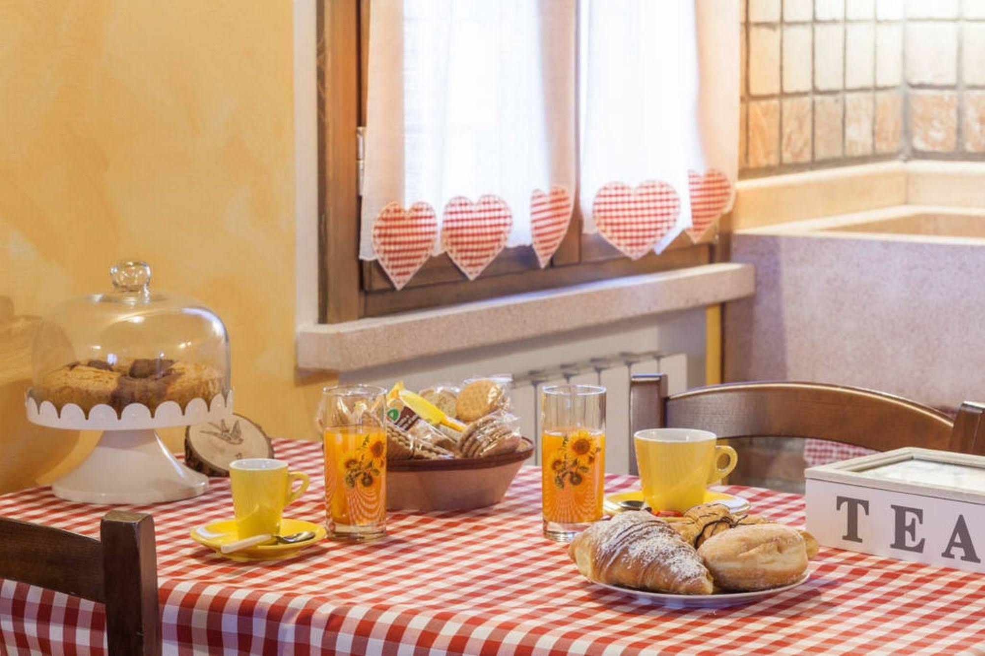 La Casa Delle Rondini Bed & Breakfast Roncoferraro Eksteriør bilde